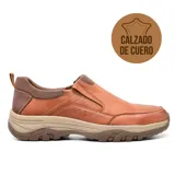 Zapato casual de cuero color marrón con elástico en la parte superior. Suela de goma color beige y marrón.