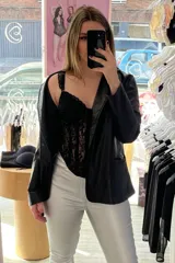 Corset largo blanco de encaje con ballenas, aro y breteles regulables. Espalda confeccionada en cetinete con ganchos reforzados.