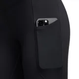 Calza deportiva negra de tiro alto, corte al tobillo, con bolsillos externos a los costados de los muslos y bolsillo trasero en la cintura.