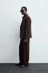 Blazer de traje cruzada de corte regular fit, color marrón oscuro, con solapas de muesca, bolsillos de doble vivo en la cadera y cierre frontal de botonadura doble.