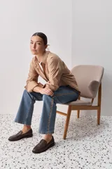 Jean de corte recto con detalle de bordado calado en los laterales de ambas piernas. Confeccionado en denim azul con elasticidad, presenta un diseño versátil y cómodo para uso diario.