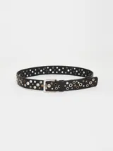 Cinturón de cuero vacuno negro, de 3.5 cm de ancho, intervenido con ojalillos y apliques metálicos de distintos tamaños y acabados en todo su recorrido. Cuenta con hebilla clásica metálica y pasador de cuero.