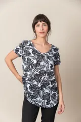 Remera blanca con estampado de hojas de palmera en negro, escote en V y mangas cortas.