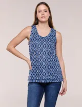 Blusa sin mangas de algodón con estampado geométrico en tonos azules y blancos, escote redondo y silueta semi entallada de largo a la cadera.
