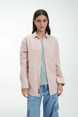 Camisa gris melange de manga larga con cuello clásico y cierre con botones.