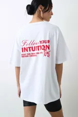 Remera de algodón gris melange con corte oversize, manga corta y estampa localizada en el frente con motivos deportivos en tonos verde y rosado.