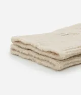 Guantes color beige confeccionados en tejido de punto con textura y puño acanalado.