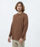 Remera de manga larga color marrón, con cuello redondo y puños acanalados.