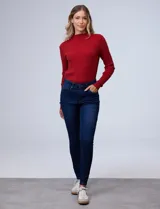 Jean elastizado de tiro alto y pierna skinny color azul oscuro.