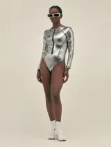 Enteriza plateada de manga larga confeccionada en neopreno, con cierre frontal y protección UV50.