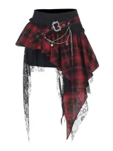 Minifalda asimétrica de cuadros tartán en rojo y negro, con detalles de encaje negro, una cadena metálica colgante y hebilla decorativa.