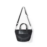 Cartera negra de tela impermeable con aplique de cuero en la parte superior, doble asa corta y correa larga desmontable y regulable.