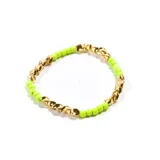 Pulsera elástica con cuentas pequeñas color verde lima y cuentas doradas con forma de espiral.