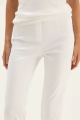 Pantalón de calza blanco, de corte recto y tiro medio.