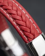 Pulsera de diseño trenzado en color rojo, con cierre de acero inoxidable.