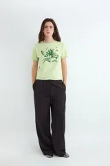 Pantalón negro de corte wide leg, con cintura elástica ajustable mediante cordón y bolsillos frontales.