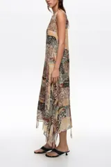 Vestido midi de corte irregular y fluido, con escote en V pronunciado, tirantes finos y estampado multicolor con diseño tipo patchwork paisley.