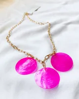 Collar dorado con cadena de eslabones grandes y tres colgantes circulares de nácar color fucsia.