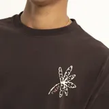 Remera marrón de corte holgado con estampado de flores en el pecho.