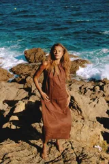 Vestido largo color marrón chocolate, confeccionado en lino, con cuello halter y espalda descubierta.