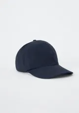 Gorra clásica color gris oscuro, con visera curva y diseño liso de seis paneles.