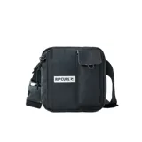 Bolso de mano Rip Curl 24/7 Pouch Icons, color negro, con correa ajustable para el hombro, bolsillo frontal con solapa y logo de la marca estampado.