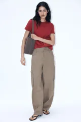 Camiseta de manga corta color rosado, con cuello redondo y corte regular. Confeccionada en tejido de punto interlock elástico y flexible.