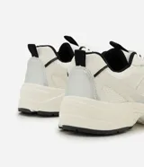 Championes de estilo jogging marca Satinato, confeccionados en poliuretano y poliéster. Presentan un diseño en color blanco con detalles en negro y gris, cierre por cordones, lengüeta y cuello acolchados, y una suela robusta.