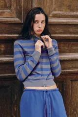 Pantalón largo recto color azul con efecto lavado, tiro medio y cintura elástica ajustable con cordón. Cuenta con bolsillos laterales ocultos.