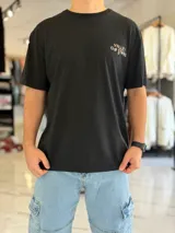 Remera blanca oversize con estampado gráfico en la espalda con la inscripción "Valley of Stars", diseño de manga corta y corte holgado.