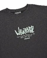 Buzo de algodón con efecto acid wash en color gris oscuro. Presenta un corte oversize y una estampa gráfica en la espalda con tipografía manuscrita y la palabra 'Whatever' en color verde claro.