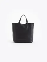 Cartera tipo tote bag pequeña de cuero vacuno negro con diseño de abejas grabadas en bajo relieve. Cuenta con doble asa de mano, correa ajustable y un tag colgante con dije metálico en forma de abeja.