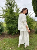 Remerón oversize con tajos a los costados, confeccionado en algodón.