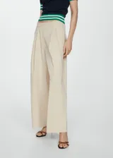 Pantalon de corte recto y tiro medio, confeccionado en tejido mezcla de algodón. Presenta diseño con pinzas delanteras, trabillas en la cintura, bolsillos laterales y cierre oculto con botón, gancho y cremallera.