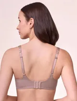 Bralette de microfibra color beige, con diseño de acabado invisible, pads removibles, tiras regulables y espalda en U. No posee aros.