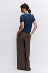 Remera de cuello redondo y manga corta, confeccionada en tejido de algodón liso de color blanco.