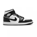 Championes Nike Air Jordan 1 Mid con diseño de caña media, combinando paneles de cuero blanco y negro. Presenta el icónico logo Swoosh en los laterales y el emblema Air Jordan Wings en el cuello.
