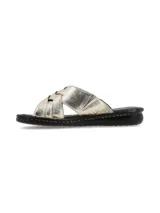 Sandalias planas de cuero color platino metalizado, con tiras cruzadas y entrelazadas en el empeine, y suela de poliuretano negra.