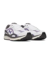Championes Under Armour UA W Tech Runner, modelo deportivo para mujer en color blanco con detalles en lila y gris oscuro. Capellada confeccionada en malla transpirable con superposiciones de cuero y gamuza, entresuela de EVA y suela de goma.