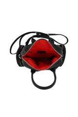 Mochila de nylon color rosa pálido, con asas superiores y múltiples bolsillos exteriores con cierres metálicos. Presenta un logo circular metálico en el frente y una inscripción pequeña en la parte inferior.