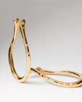 Aros de plata bañada en oro de 18k con diseño orgánico y brillante.