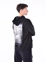 Hoodie negro con capucha y bolsillo canguro. Presenta un pequeño texto estampado en blanco en el pecho que dice: "STREET STYLE HAS REVOLUTIONIZED THE FASHION INDUSTRY".