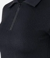 Blusa tipo polo de manga corta, color negro, con cierre frontal en el cuello y textura acanalada. Confeccionada en tejido seamless.
