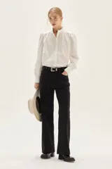 Jean recto tiro medio color negro con textura sutil de animal print.