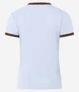 Remera tipo baby tee de corte ajustado y manga corta, en color beige claro, con ribetes en tono marrón oscuro en el cuello redondo y los puños.