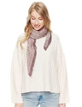 Pañuelo cuadrado de poliéster, color malva/rosado, con estampado paisley en tonos más claros y bordes plisados en color marrón oscuro.