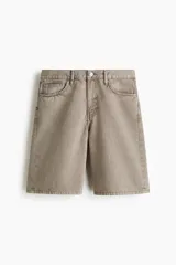 Bermuda de cinco bolsillos en denim de algodón grueso, con cintura estándar, cierre y botón, y piernas de corte relajado.
