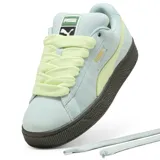 Championes Puma modelo Suede XL, color verde agua con detalles en verde manzana y suela de goma texturizada en color marrón oscuro. Presenta cordones anchos y logo dorado en el lateral.