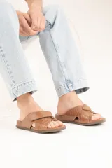 Sandalias tipo chinela color caramelo con textura de reptil, diseño de tiras cruzadas con ajuste de velcro y plantilla anatómica.
