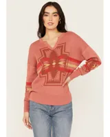 Sweater color ladrillo de tejido de punto con escote en V y estampado geométrico en tonos naranja, rojo y amarillo.
